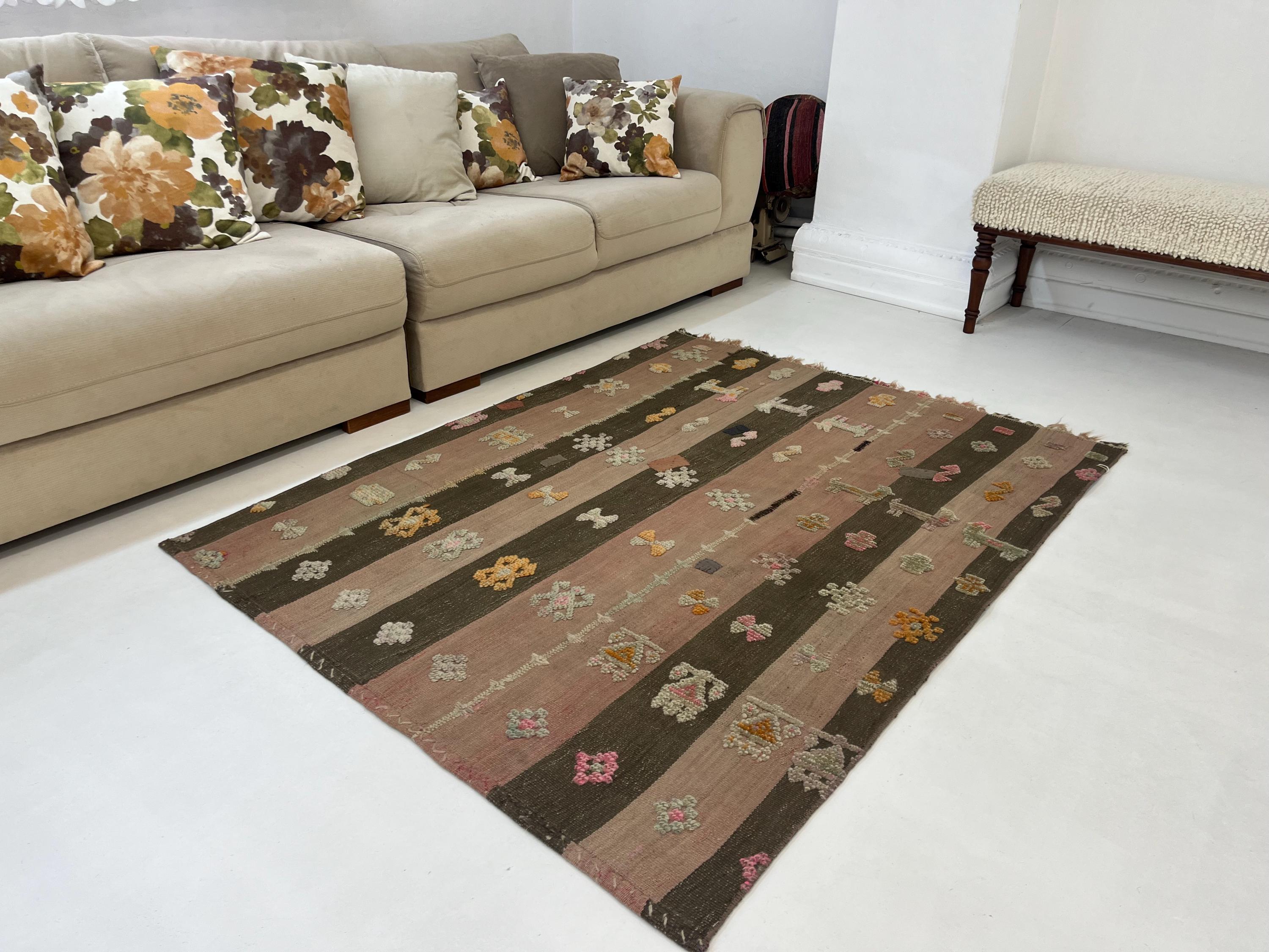 ヴィンテージアナトリアキリムラグ：カラフルなストライプ柄の