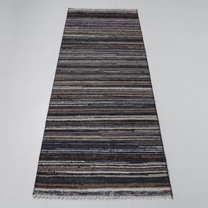 Alfombra de pasillo estrecha, estilo Kilim turco vintage, de 2'4 x 6'10, a rayas multicolor.