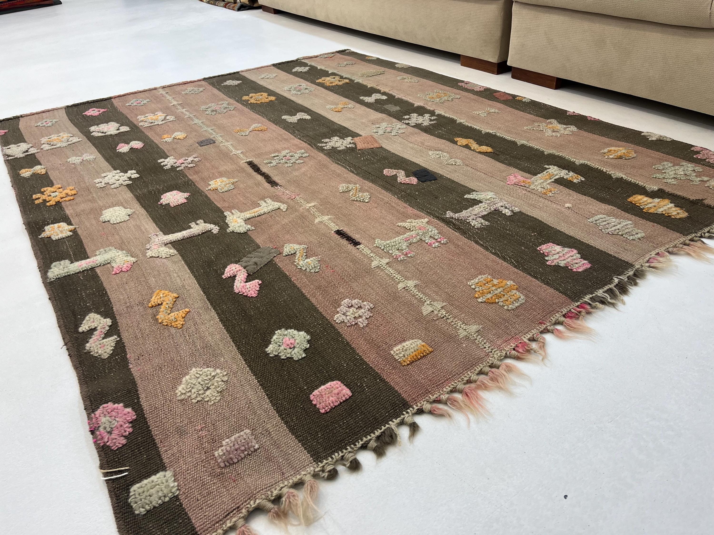 ヴィンテージアナトリアキリムラグ：カラフルなストライプ柄の