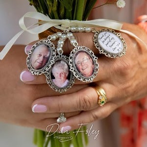 Puede incluir: Una novia sostiene un ramo con dijes plateados. Cada dije tiene una foto de un ser querido y un mensaje que dice "Gracias por ser parte de mi viaje. Te quiero."