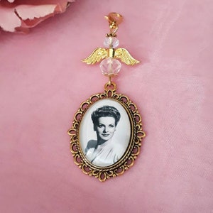 A beautiful gold photo memorial bouquet charm, have a missed loved one walk with you up the aisle. Bridal keepsake to attach to your flowers