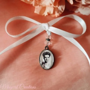 A beautiful antique bronze coloured single memorial photo bouquet charm for your bridal flowers to remember a missed love one.