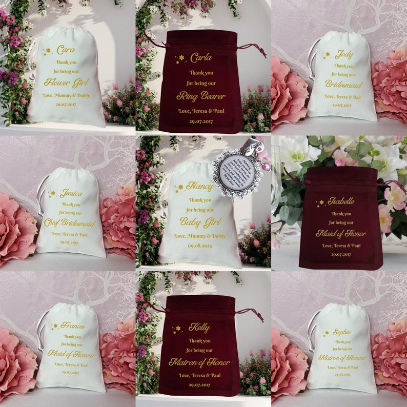 K&ouml;nnte beinhalten: Neun wei&szlig;e und burgunderfarbene Satin-Zugbeutel mit goldener Beschriftung. Jeder Beutel hat einen anderen Titel, wie "Flower Girl", "Ring Bearer", "Chief Bridesmaid", "Baby Girl", "Maid of Honor" und "Matron of Honor".