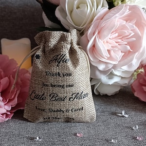 K&ouml;nnte beinhalten: Ein kleiner Jutesack mit Kordelzug. Der Sack ist personalisiert mit dem Namen "Alfie" und dem Text "Vielen Dank, dass du unser kleiner Trauzeuge bist. Liebe, Papa und Carol".
