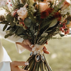 Gold Einfacher oder doppelter Blumenstrauß oder Anstecknadel Fotoanhänger. Rahmenbild Andenken, das einen schönen Hochzeitserinnerungsanhänger macht.