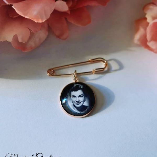 Bride or Groom rose gold memory photo bouquet or lapel pin, keepsake gift, groomsmen boutonniere photo frame charm. Bridal party charm.