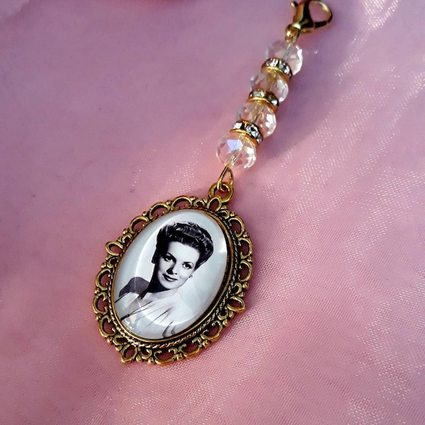 Gold coloured single bouquet photo charm. Memorial photograph pendant for your bridal flowers.