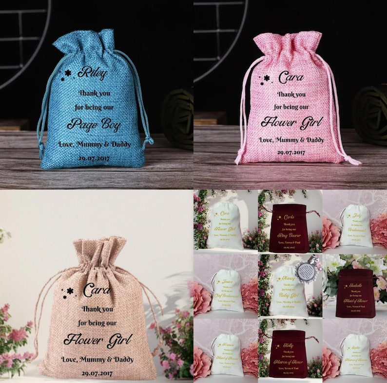 K&ouml;nnte beinhalten: Eine Auswahl kleiner Jutes&auml;cke mit personalisierten Botschaften f&uuml;r eine Hochzeit oder einen besonderen Anlass. Die S&auml;cke sind in verschiedenen Farben, darunter Blau, Rosa und Wei&szlig;. Der Text auf den S&auml;cken lautet "Vielen Dank, dass du unser  Trauzeuge bist", "Vielen Dank, dass du unsere Blumenm&auml;dchen bist" und "Liebe, Mama und Papa".