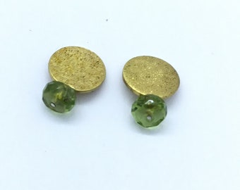 Goldene Ohrstecker mit Peridot und Struktur