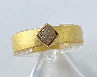 Goldring mit Rohdiamant