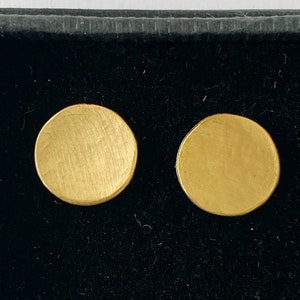 Goldene Ohrringe rund gehämmerte Scheiben