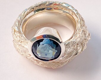 Bague en argent lourd avec topaze bleue