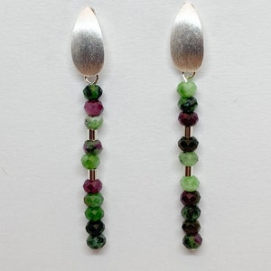 Robijn ziociet oorbel, groen en rood