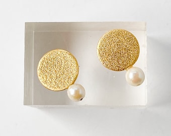 Golden earrings with pearl round