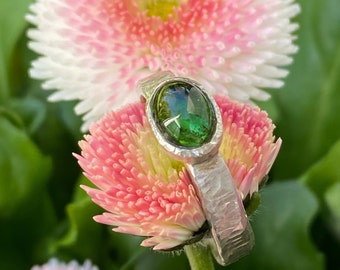 Bague en argent avec cabochon de tourmaline verte dans une monture en argent