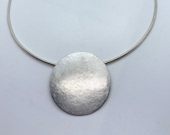 Pendentif en argent forgé rond