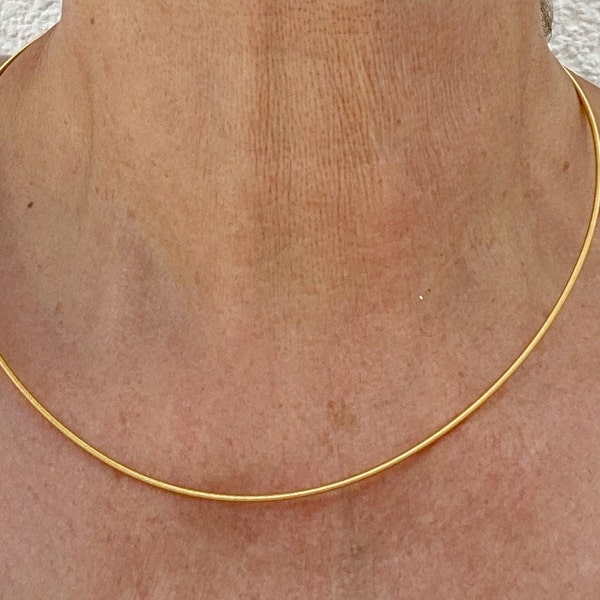 Goldener Halsreif mit Klick Verschluss 1,5 mm