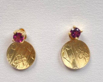 Boucle d'oreille en or avec rhodolite