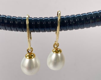 Boucles d'oreilles dorées avec perles en forme de goutte