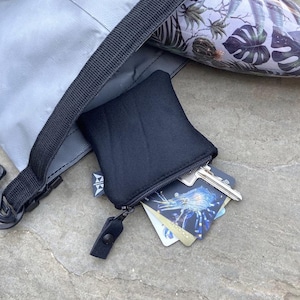 Pochette pour pièces de monnaie | Recyclé à partir de combinaisons de plongée | Sac à langer | Porte-monnaie pour cartes de crédit | Manta consciente