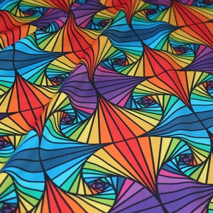 Könnte beinhalten: Ein farbenfroher Stoff mit einem geometrischen Muster aus sich wiederholenden Regenbogenspiralen. Der Stoff ist aus einem weichen, glatten Material gefertigt und hat einen dezenten Glanz.