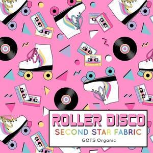 K&ouml;nnte beinhalten: Ein rosa Hintergrund mit einem sich wiederholenden Muster aus Rollschuhen, Kassetten und Schallplatten. Der Text "ROLLER DISCO SECOND STAR FABRIC GOTS Organic" befindet sich am unteren Rand des Bildes.