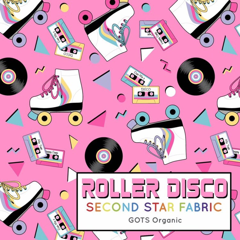 K&ouml;nnte beinhalten: Ein rosa Hintergrund mit einem sich wiederholenden Muster aus Rollschuhen, Kassetten und Schallplatten. Der Text "ROLLER DISCO SECOND STAR FABRIC GOTS Organic" befindet sich am unteren Rand des Bildes.