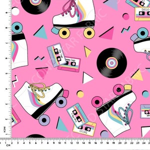 K&ouml;nnte beinhalten: Rosafarbener Stoff mit einem sich wiederholenden Muster aus Rollschuhen, Kassetten und Schallplatten. Die Rollschuhe sind wei&szlig; mit Regenbogenstreifen und gelben Rollen. Die Kassetten sind rosa und blau mit dem Text "Happy Songs", "Mix Tape" und "Disco". Die Schallplatten sind schwarz mit einem wei&szlig;en Zentrum.
