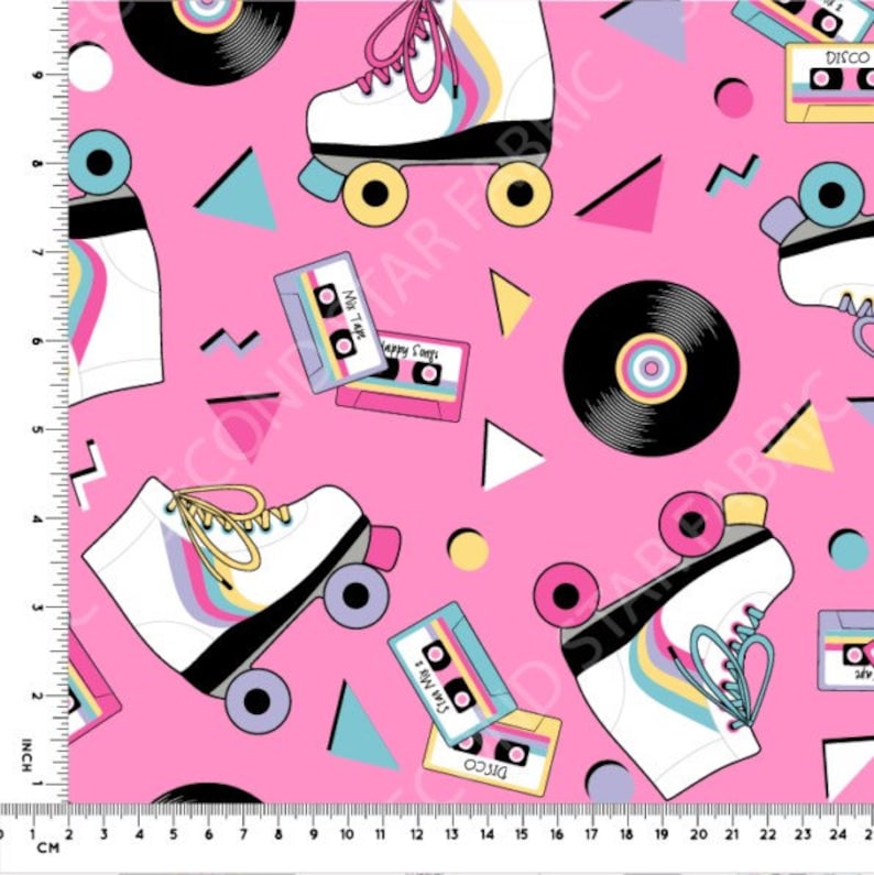 K&ouml;nnte beinhalten: Rosafarbener Stoff mit einem sich wiederholenden Muster aus Rollschuhen, Kassetten und Schallplatten. Die Rollschuhe sind wei&szlig; mit Regenbogenstreifen und gelben Rollen. Die Kassetten sind rosa und blau mit dem Text "Happy Songs", "Mix Tape" und "Disco". Die Schallplatten sind schwarz mit einem wei&szlig;en Zentrum.
