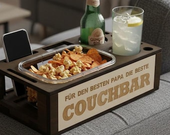 Personalisierte Couchbar aus Holz – Geschenk für Papa, Paare & Männer – Sofa Organizer mit Gravur – Vatertagsgeschenk – Wohnzimmer Deko