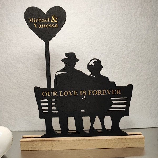 Eine Liebe für die Zukunft: Personalisiertes Valentinsgeschenk für sie und ihn – Lasergraviertes Holzornament auf Holzsockel