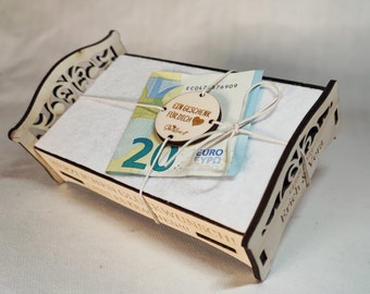 Geld cadeau | Mini-bruiloftbed gepersonaliseerd met namen en datum - een exclusief cadeau voor de huwelijksreis van de bruid en bruidegom.