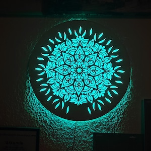 Runde Mandala-Entspannungslampe aus Holz mit LED-Beleuchtung
