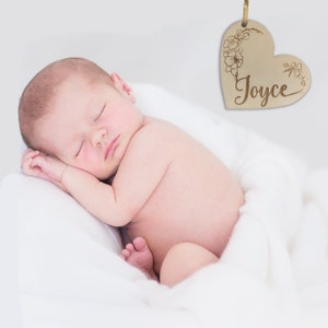 Baby Namen  Ankündigung – Holzschild in Herzform mit personalisierter Gravur, Ein Herz für die Ankunft des Babys | Social Media Reveal