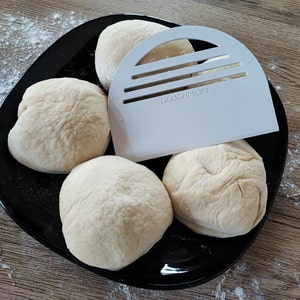 Teigportionierer &quot;Dough Slice&quot; Spachtel Teig Portionierer Teigportionierer Bäcker toll als Geschenk auch Personalisiert Profi-Teigschaber