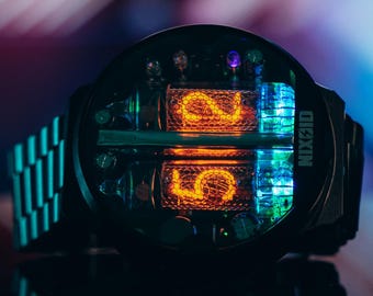 Reloj Nixie Tube hecho a mano - Reloj de pulsera retrofuturista con luz / Regalo Steampunk para él / Reloj de coleccionista único, tubos luminosos vintage