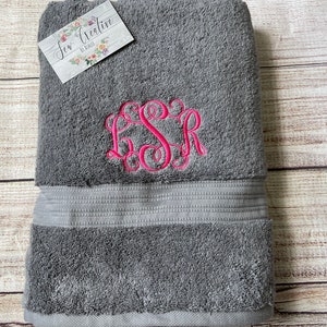 Puede incluir: Toalla de ba&ntilde;o gris con un monograma bordado en rosa "LSR".