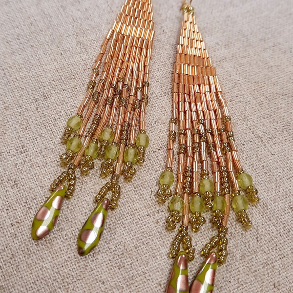 Boucles d'oreilles, rocailles, franges perles vert clair lumineux,  perles dagues vert jardin à pois. Style bohème hippie.