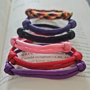 Adjustable paracord bracelet