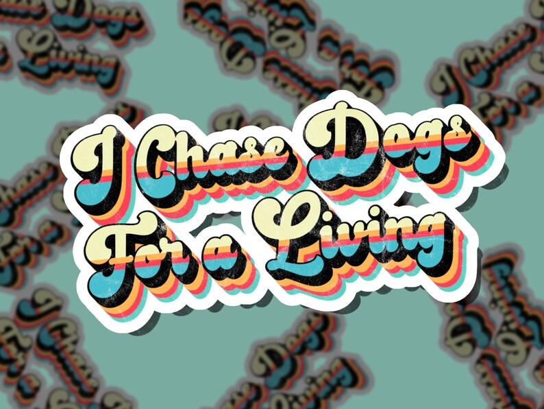 K&ouml;nnte beinhalten: Ein Retro-Aufkleber mit dem Text "I Chase Dogs For a Living" in einer mehrfarbigen, geschichteten Schriftart. Der Aufkleber hat einen wei&szlig;en Rand und einen abgenutzten, Vintage-Look.