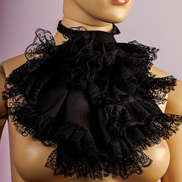 Jabot noir de style gothique victorien ou édouardien pour rehausser vos tenues.