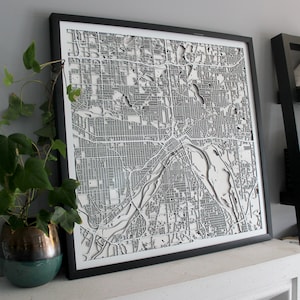 Sculpture de la rue Saint Paul (27,5 x 27,5 pouces)