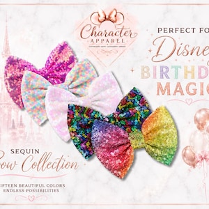 Può includere: Una collezione di cinque fiocchi decorativi per capelli ricoperti di paillettes colorate. I fiocchi presentano varie tonalità tra cui rosa brillante, bianco iridescente e un gradiente arcobaleno multicolore. Il testo sull'immagine recita Character Apparel, PERFECT FOR Disney BIRTHDAY MAGIC, e SEQUIN Bow Collection, FIFTEEN BEAUTIFUL COLORS ENDLESS POSSIBILITIES.