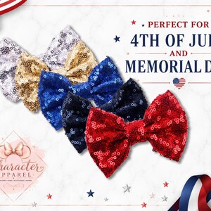 Puede incluir: Cuatro lazos para el pelo con lentejuelas en plata, oro, azul y rojo dispuestos en diagonal. La imagen incluye el texto: PERFECT FOR 4TH OF JULY AND MEMORIAL DAY, junto con un peque&ntilde;o icono de bandera estadounidense y el logo de Character Apparel.