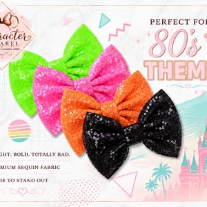Puede incluir: Cuatro lazos para el cabello en verde ne&oacute;n, rosa intenso, naranja brillante y negro, cada uno cubierto de lentejuelas brillantes. Los lazos est&aacute;n dispuestos en una pila diagonal. El texto en la imagen incluye "Character Apparel", "PERFECT FOR 80's THEME" y "BRIGHT. BOLD. TOTALLY RAD. PREMIUM SEQUIN FABRIC MADE TO STAND OUT."