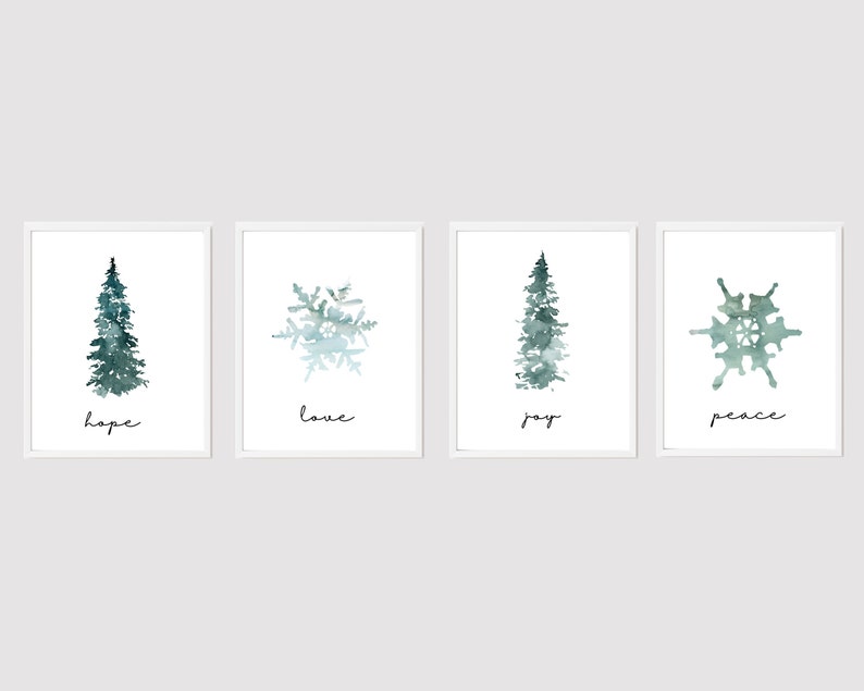Pu&ograve; includere: Quattro stampe ad acquerello incorniciate con un tema invernale. Le stampe presentano un albero ad acquerello verde con la parola "speranza" sotto, un fiocco di neve ad acquerello blu con la parola "amore" sotto, un albero ad acquerello verde con la parola "gioia" sotto e un fiocco di neve ad acquerello blu con la parola "pace" sotto.