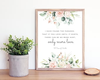 Könnte beinhalten: Ein druckbares Zitat über Liebe mit einem Aquarell-Blumendesign. Das Zitat lautet: "Ich habe das Paradoxon gefunden, dass, wenn man liebt, bis es weh tut, es keinen Schmerz mehr geben kann, nur noch mehr Liebe." - Mutter Teresa.
