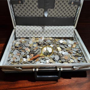 Anciennes pièces du monde exotiques, beaucoup d&#39;argent du monde provenant d&#39;un gros tas, divers pays du monde, Asie, Afrique, Océanie, Amériques numismatique vintage