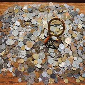 Pièces de l&#39;ancien monde en vrac - 100 pièces. Argent vintage provenant d&#39;un gros tas, diverses devises, principalement de la numismatique européenne vintage des années 50-90