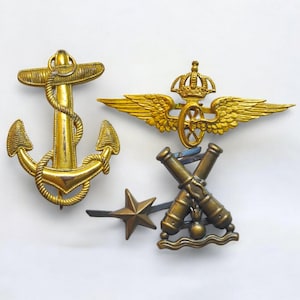 Vintage oude militaire badges kokardes collectie van 4 stuks anker ster kanonnen luchtmacht.